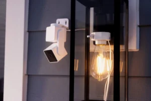 Wyze lança adaptador de US$ 20 que liga câmera externa e converte lâmpada em smart