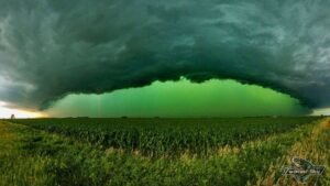 Céu fica verde e indica tempestade severa; saiba o motivo