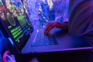 Hackers norte-coreanos montam “fazenda de laptops” nos EUA e cúmplice recebe 8,5 anos de prisão