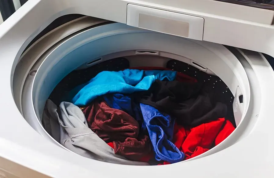 Aprenda a lavar roupas sem erros: 10 cuidados que prolongam a vida das peças - Imagem do artigo