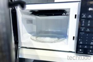 Ligar o micro-ondas vazio queima o magnetron e encurta a vida útil; saiba como evitar