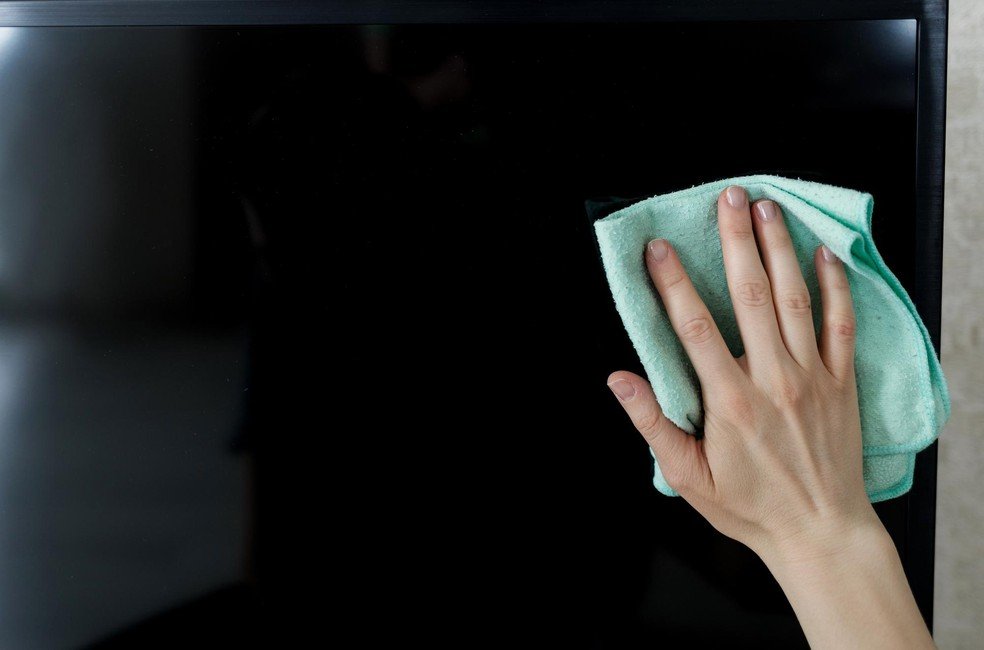 Limpar sua TV melhora a imagem, prolonga a vida útil e evita falhas; aprenda agora - Imagem do artigo original