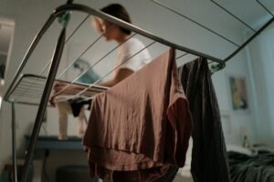 Seque roupas em apartamento com estratégias práticas e sem cheiro