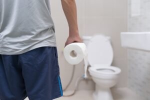 Papel higiênico no vaso? Entenda por que a prática ainda não é recomendada no Brasil
