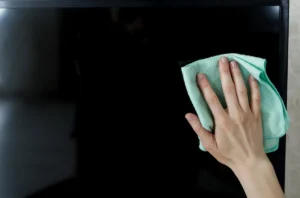 Limpar sua TV melhora a imagem, prolonga a vida útil e evita falhas; aprenda agora