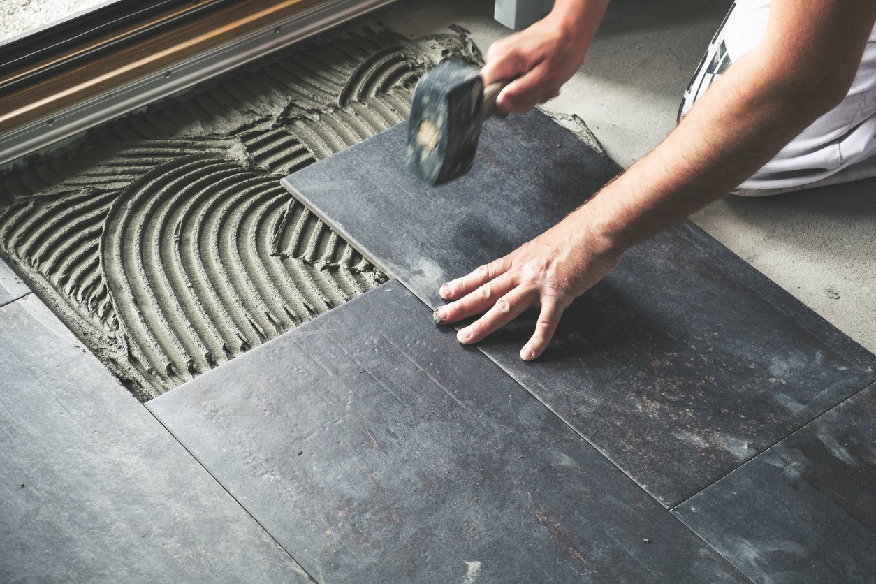 Instale pisos e rejuntes como profissional e reduza desperdícios na obra - Imagem do artigo