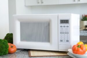 Limpeza de micro-ondas: técnicas rápidas que eliminam gordura e mau cheiro