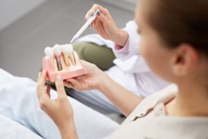 Implante dentário: saiba escolher o dentista certo e evitar erros caros