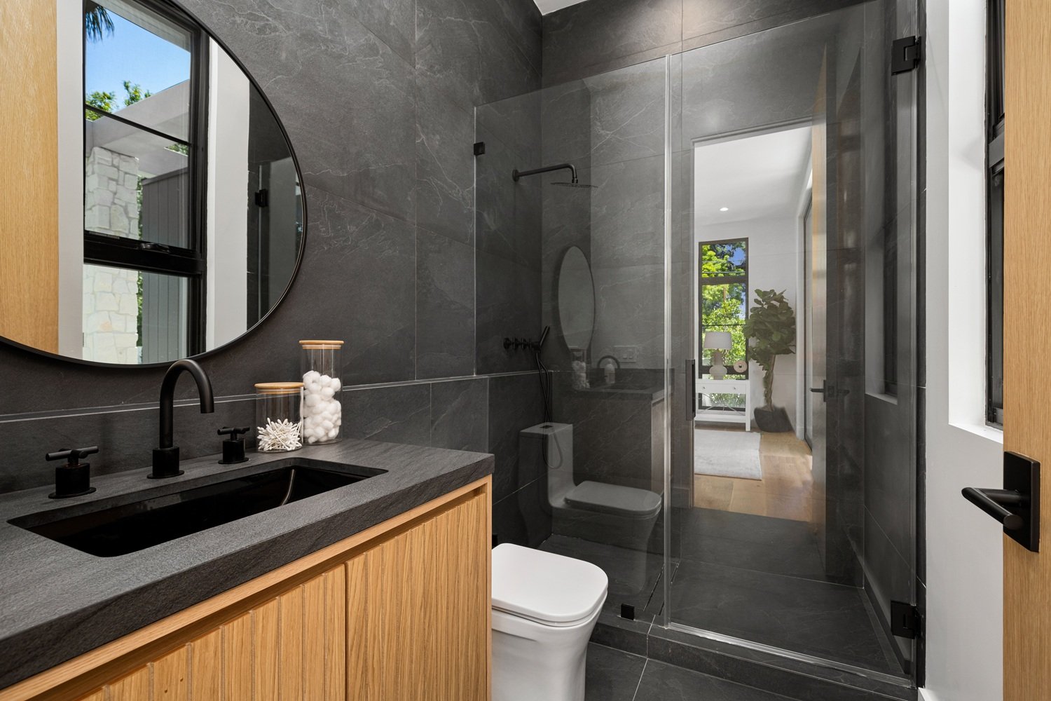 Banheiro preto ganha força: como montar ambiente sofisticado e funcional - Imagem do artigo