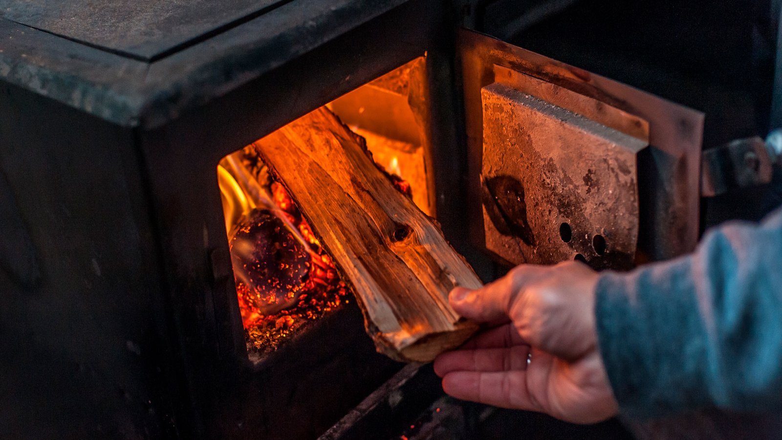 Fogão a lenha com forno: descubra por que ele ainda supera modelos a gás e elétricos - Imagem do artigo