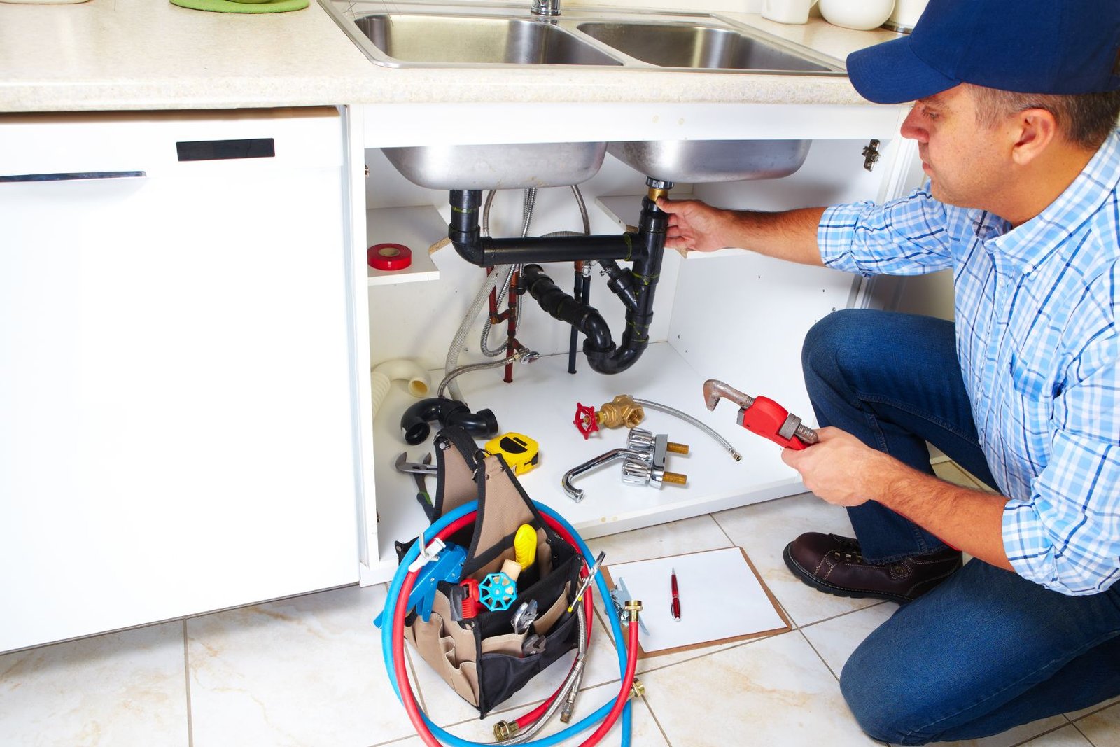 Tudo o que você precisa saber antes de contratar um encanador profissional - Imagem do artigo