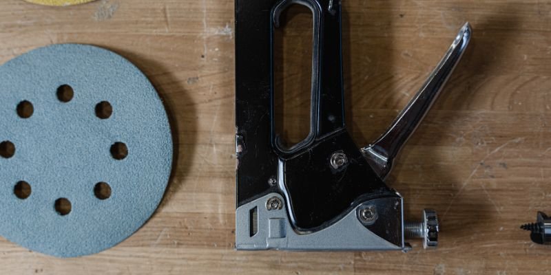 Aprenda a escolher o grampeador de tapeceiro ideal e evite erros comuns - Imagem do artigo original