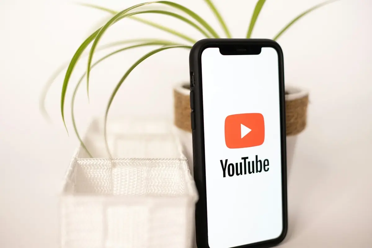 YouTube reforça política contra IA slop: entenda o impacto para canais sem rosto - Imagem do artigo original