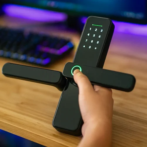 Fechadura digital LucZeng surpreende com desbloqueio em 0,3 s e Wi-Fi integrado