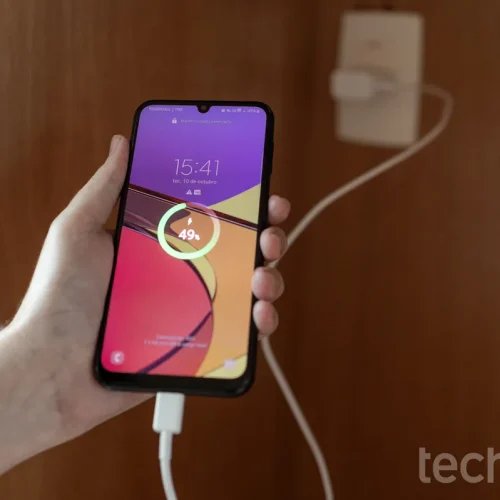 Carregar o celular a noite inteira acelera desgaste da bateria; veja como evitar