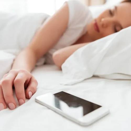 Estudos confirmam: usar celular perto da cabeça não causa câncer