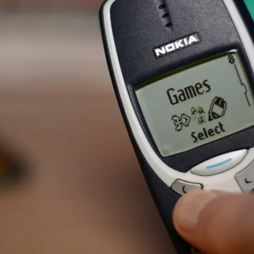 Nokia 3310 faz 25 anos e mostra por que ainda é sinônimo de celular indestrutível