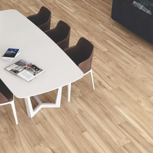 Porcelanato vs. cerâmica: descubra quando cada piso faz mais sentido na obra