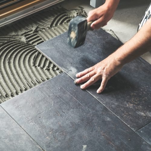 Instale pisos e rejuntes como profissional e reduza desperdícios na obra