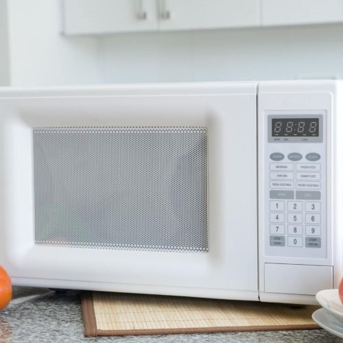 Limpeza de micro-ondas: técnicas rápidas que eliminam gordura e mau cheiro