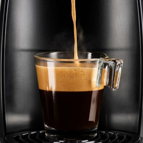 Cafeteira elétrica ou expresso: saiba qual entrega o café certo para o seu dia