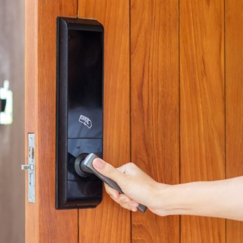 Fechadura digital barata entrega segurança sem complicar: veja como escolher