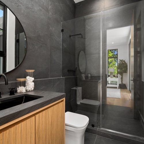 Banheiro preto ganha força: como montar ambiente sofisticado e funcional