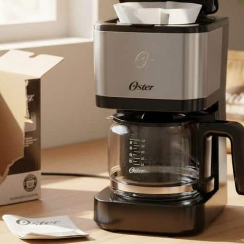 Cafeteira Oster OCAF300 prepara café rápido e libera espaço: vale a pena?