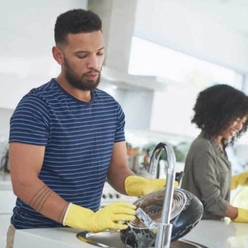 Limpe sua Panela Antiaderente do Jeito Certo e Prolongue a Vida Útil em Até 3x