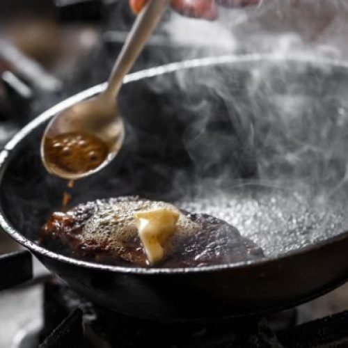 Descubra por que a frigideira de ferro voltou a dominar as cozinhas em 2025