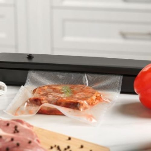 Seladora a vácuo revoluciona o armazenamento de carnes e frios; veja como usar sem erros