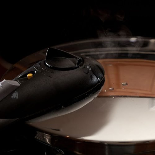 Comparativo revela qual panela de pressão é mais segura: elétrica ou tradicional