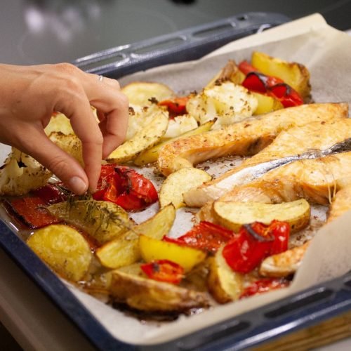 Forno elétrico assa peixe com menos gordura e sem cheiro: vale investir?