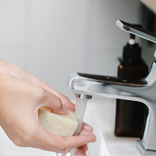 Torneira monocomando: descubra se vale investir no modelo que domina cozinhas e banheiros