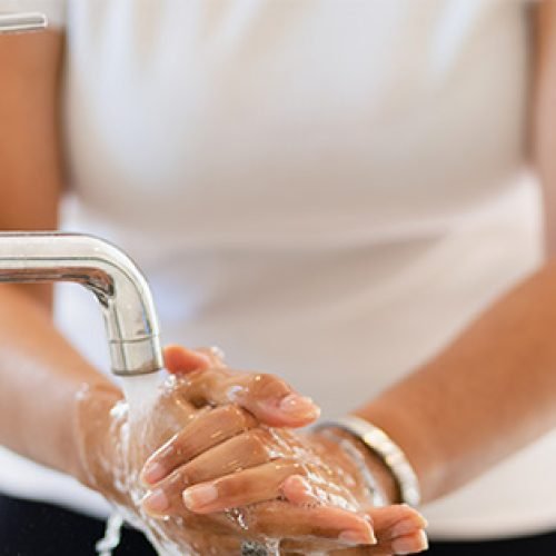 Torneira elétrica para cozinha revela economia real de água e detergente