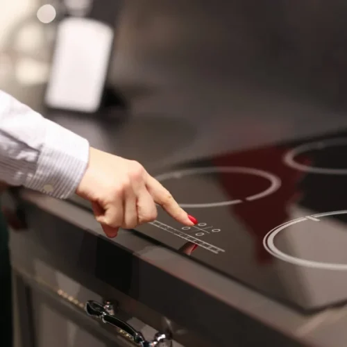 Cooktop de 4 bocas Britânia surpreende: compacto, vidro temperado e acendimento elétrico