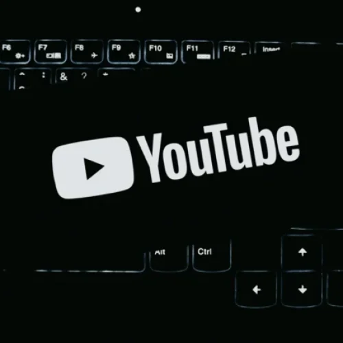 YouTube adota selo automático para vídeos com IA e eleva o debate sobre transparência