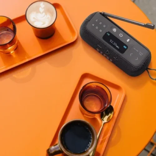 JBL Tuner 3 chega ao Brasil: rádio portátil IP68 com 15 h de bateria e Auracast