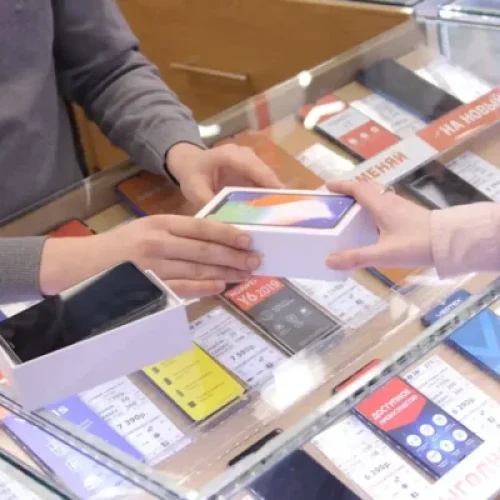 Queda histórica nas vendas de smartphones: vale trocar de aparelho em 2026?