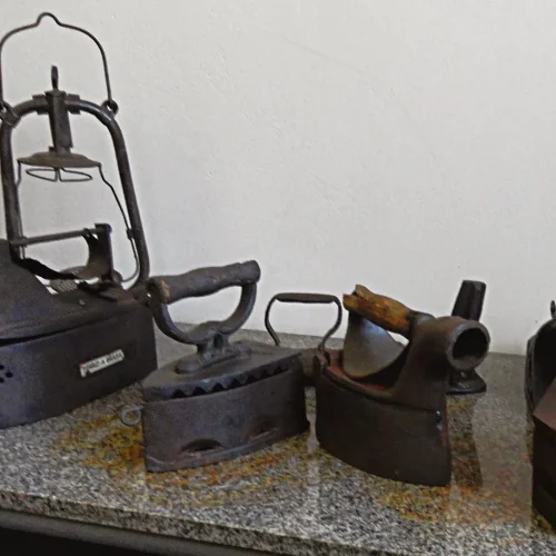 Descubra quem inventou o ferro de passar e como o eletro evoluiu até hoje