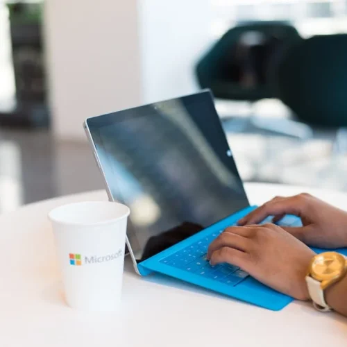 Falha crítica no Microsoft SharePoint permite acesso não autorizado e afeta versões locais da plataforma