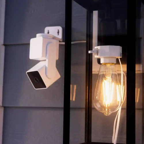 Wyze lança adaptador de US$ 20 que liga câmera externa e converte lâmpada em smart