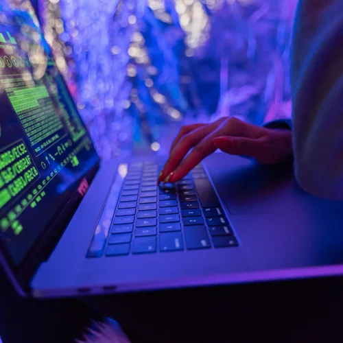 Hackers norte-coreanos montam “fazenda de laptops” nos EUA e cúmplice recebe 8,5 anos de prisão