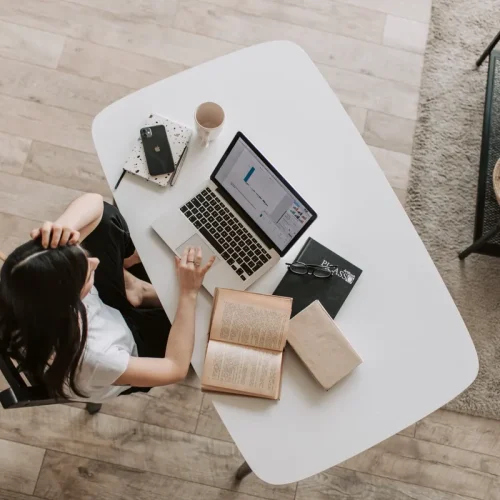 7 acessórios que elevam o conforto e a produtividade do seu home office