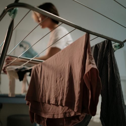 Seque roupas em apartamento com estratégias práticas e sem cheiro