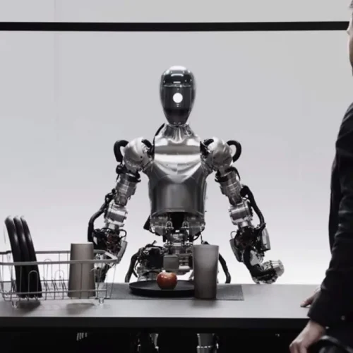Robô da Figure AI carrega roupa na lavadora e confirma salto da automação