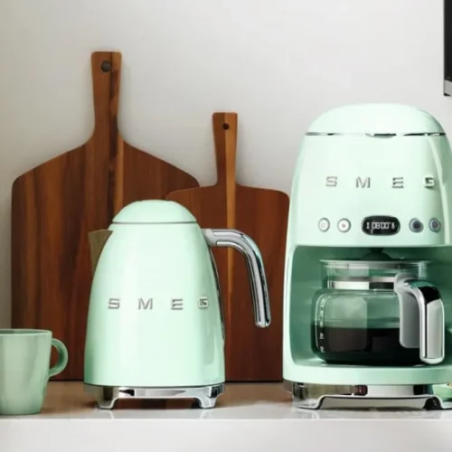 6 cafeteiras retrô misturam charme clássico e tecnologia moderna com preços de R$ 112 a R$ 16 mil