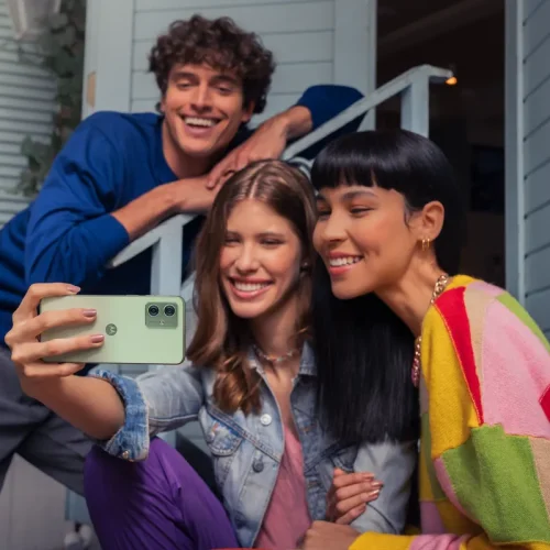 5 celulares Motorola dominam as vendas online com preços que começam em R$ 674