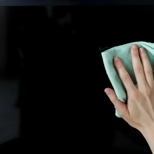 Limpar sua TV melhora a imagem, prolonga a vida útil e evita falhas; aprenda agora
