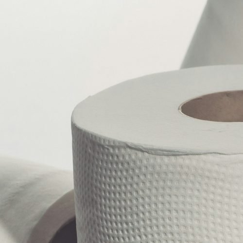 Papel-toalha no micro-ondas: veja o limite seguro e evite acidentes